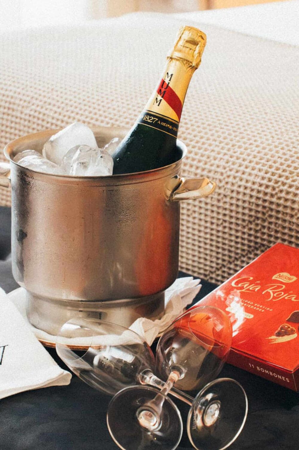 cava y bombones en la habitación
